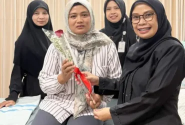 Ketua Tim Inovasi Kartini RSUD Genteng, dr. Daniek Wardhani bersama anggota saat menggelar aksi sosial bagi-bagi bunga pada pasien wanita, Selasa (21/4/2026)(foto: dok Humas RSUD)
