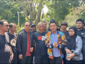Kuasa Hukum HW alias Pak Dur, Sholeh saat mendampingi kliennya dalam pemeriksaan kasus Jembatan Lahor (Tangkapan Layar Akun TikTok @caksholeh77)