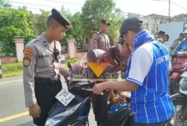 Petugas kepolisian melakukan pemeriksaan kepada suporter Arema FC yang akan menonton pertandingan melawan Persis Solo (foto: Blok-a.com/Yogga Ardiawan)