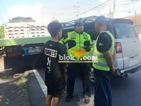 Polisi saat meminta keterangan saksi terkait lakalantas truk kontra mobil yang terjadi di Jalan Gatot Subroto, Kecamatan Kalipuro, Banyuwangi, Selasa (14/4/2026) (foto: Blok-a.com/Kuryanto)