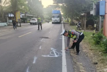 Piket lantas Polresta Banyuwangi saat lakukan olah TKP lakalantas truk Fuso kontra motor Honda Beat, di Kecamatan Wonsorejo, yang mengakibatkan dua korban tewas di tempat, Jum'at (17/4/2026)(dok Satlantas Polresta Banyuwangi)