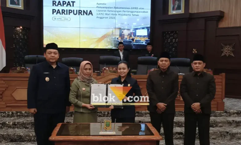 Proses penandatanganan kesepakatan penyampaian LKPJ tahun 2025 (foto: Blok-a.com/Syahrul Wijaya)