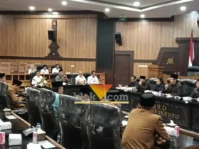 Rapat dengar pendapat di ruang rapat DPRD kota Mojokerto (foto: Blok-a.com/Syahrul Wijaya)