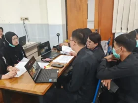 Surveyor KARS bersama seluruh tim internal RSUD Genteng saat menggelar pemantauan dan evaluasi mutu pelayanan pasca akreditasi secara daring sejak 14–15 April, 2026 (foto: dok Humas RSUD Genteng)