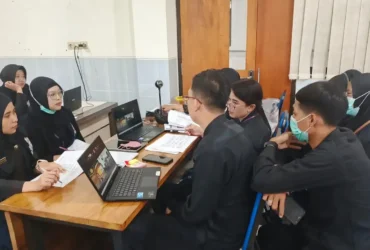 Surveyor KARS bersama seluruh tim internal RSUD Genteng saat menggelar pemantauan dan evaluasi mutu pelayanan pasca akreditasi secara daring sejak 14–15 April, 2026 (foto: dok Humas RSUD Genteng)