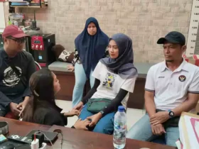 Terlapor tampak bersimpuh di hadapan pelapor (korban) untuk memohon maaf di ruangan penyidik satreskrim polres Mojokerto kota (foto: Dokumen Humas)