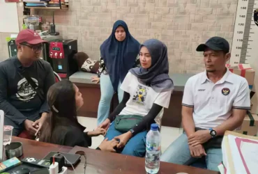 Terlapor tampak bersimpuh di hadapan pelapor (korban) untuk memohon maaf di ruangan penyidik satreskrim polres Mojokerto kota (foto: Dokumen Humas)