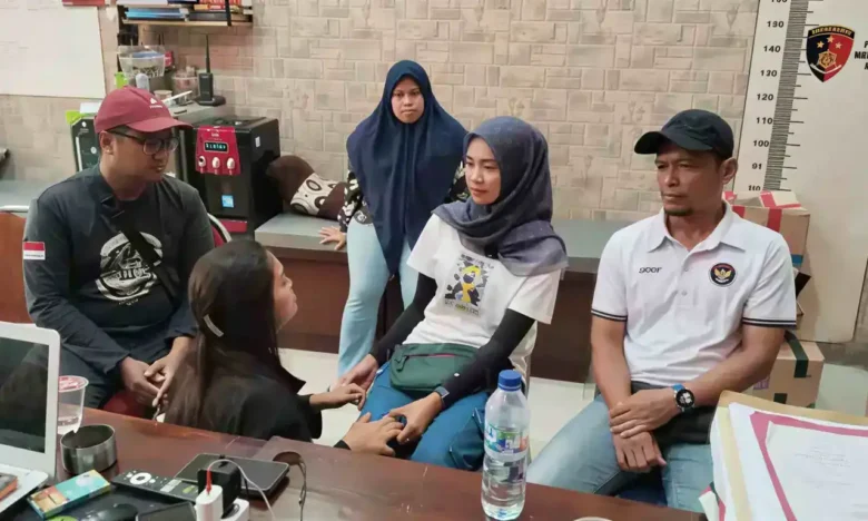 Terlapor tampak bersimpuh di hadapan pelapor (korban) untuk memohon maaf di ruangan penyidik satreskrim polres Mojokerto kota (foto: Dokumen Humas)