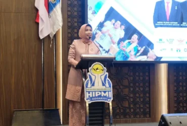 Wabup Sidoarjo, Mimik Idayana, saat berbicara di podium dalam acara halalbihalal yang diselenggarakan DPC HIPMI, Rabu (15/4/2026) (foto: ist)