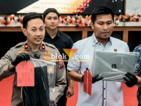 Wakapolres Blitar Kompol Rizky Fardian Caropeboka saat konferensi pers pengungkapan tindak pidana pencurian yang terjadi di lingkungan sekolah (foto: Blok-a.com/Fajar)