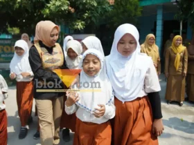 Wali kota Mojokerto Ika Puspita Sari sedang berkunjung ke SMPN 3 kota Mojokerto (foto: Blok-a.com/Syahrul Wijaya)