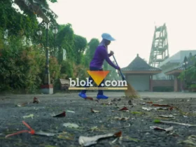 Tampak Wali Kota Mojokerto Ika Puspita Sari saat melakukan bersih-bersih di kawasan TBM jelang Mojotirto 2026 (foto: Blok-a.com/Syahrul Wijaya)