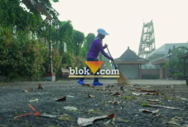 Tampak Wali Kota Mojokerto Ika Puspita Sari saat melakukan bersih-bersih di kawasan TBM jelang Mojotirto 2026 (foto: Blok-a.com/Syahrul Wijaya)