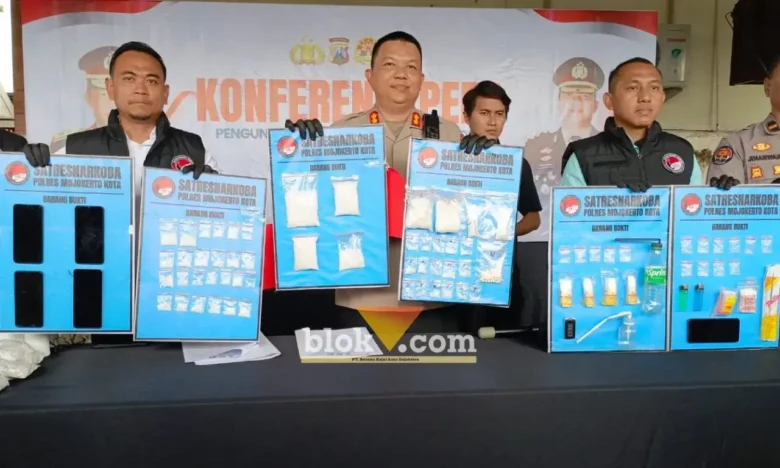 Kapolres Mojokerto kota AKBP Herdiawan Arifianto bersama Kasat, Kanit, KBO Resnarkoba dan Kasi Humas menunjukkan barang bukti narkoba saat konferensi pers.(blok-a.com/Syahrul Wijaya)
