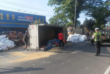 Sopir Diduga Mengantuk, Truk Hantam Bus dan Panther Langsung Oleng di Blimbing Malang