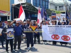 Unjuk rasa aliansi kader DPC partai Nasdem tingkat kecamatan di kantor DPD partai Nasdem Kabupaten Mojokerto (foto: Blok-a.com/Syahrul Wijaya)