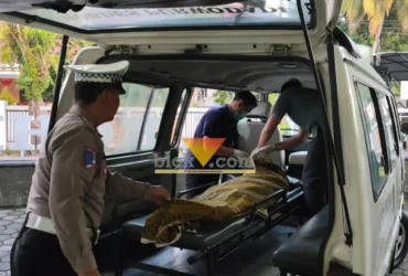Polisi saat melakukan evakuasi korban tabrak lari yang meninggal di TKP di Jalan Raya Purwodadi-Pesanggaran, Rabu (1/4/2026) (foto: Blok-a.com/Kuryanto)