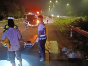 Kondisi korban yang meninggal saat akan dievakuasi petugas.(Foto: Dokumen PJR 3 Polda Jatim)