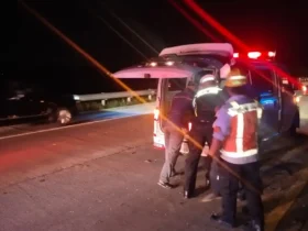 Petugas PJR 3 Polda Jatim nampak sedang mengevakuasi korban meninggal kecelakaan bus Restu di ruas tol JoMo.(Foto: Dokumen PJR 3 Polda Jatim)