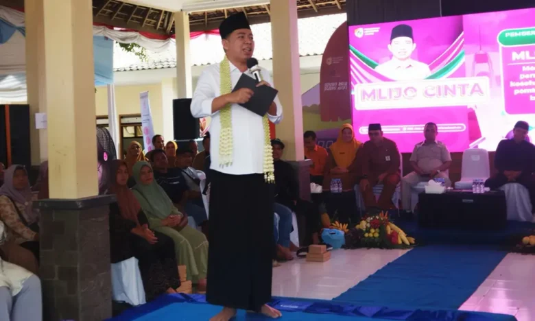 Bupati Jember Muhammad Fawait saat menjelaskan strategi pembangunan pertanian di Kabupaten Jember kepada masyarakat Desa Suco pada kegiatan Bunga Desaku (foto: ist)