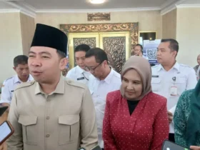 Bupati Jember Muhammad Fawait (kiri) saat memberikan keterangan pers usai acara diskusi "Sekolah Berdaya" di Pendopo Wahya Wibawa Graha (foto: