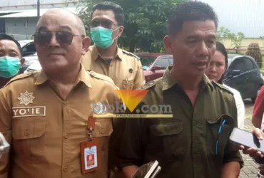 Kabid pengawasan ketenagakerjaan Disnaker Jatim bersama kadisnaker kabupaten Mojokerto saat wawancara dengan wartawan waktu sidak.(blok-a.com/Syahrul Wijaya)