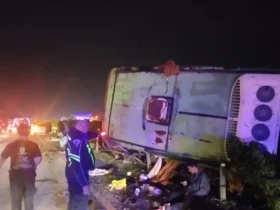 Petugas PJR 3 Polda Jatim sedang mengevakuasi korban dan olah TKP kecelakaan bus Restu di ruas tol JoMo (Foto: Dokumen PJR 3 Polda Jatim)
