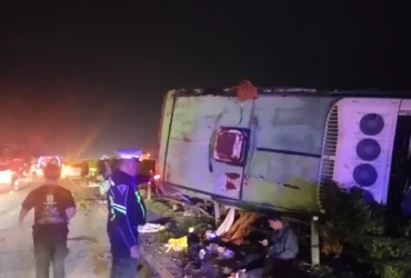 Petugas PJR 3 Polda Jatim sedang mengevakuasi korban dan olah TKP kecelakaan bus Restu di ruas tol JoMo (Foto: Dokumen PJR 3 Polda Jatim)