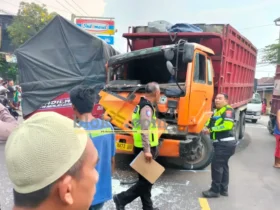 Kondisi truk tronton yang terlibat kecelakaan beruntun di jalan raya bangsal, Mojokerto (foto: Blok-a.com/Syahrul Wijaya)