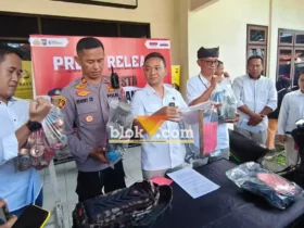 Kasat Reskrim Polresta Banyuwangi, Kompol Lanang Teguh Pambudi saat gelar konferensi pers kasus pencurian meteran air milik PUDAM di Mapolsek Banyuwangi kota, Rabu (22/4/2026)(foto: Blok-a.com/Kuryanto)