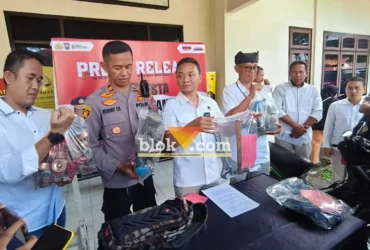 Kasat Reskrim Polresta Banyuwangi, Kompol Lanang Teguh Pambudi saat gelar konferensi pers kasus pencurian meteran air milik PUDAM di Mapolsek Banyuwangi kota, Rabu (22/4/2026)(foto: Blok-a.com/Kuryanto)