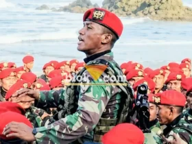 Letda M. Bintang Revolusi, perwira muda yang pernah dinobatkan sebagai Taruna Terbaik Pendidikan Dasar Infanteri tahun 2024, kini memimpin yel-yel prosesi pembaretan Kopassus tahun 2026 (foto: Blok-a.com/Fajar)