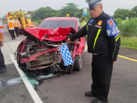 Petugas PJR 3 Polda Jatim Bripka Broto Seno sedang olah TKP kecelakaan di ruas tol JoMo.(Foto: Dokumen PJR 3 Polda Jatim)