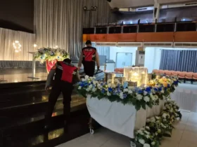 Personel kepolisian polres Mojokerto kota sedang memeriksa gereja untuk memastikan kondisi steril (foto: Blok-a.com/Syahrul Wijaya)