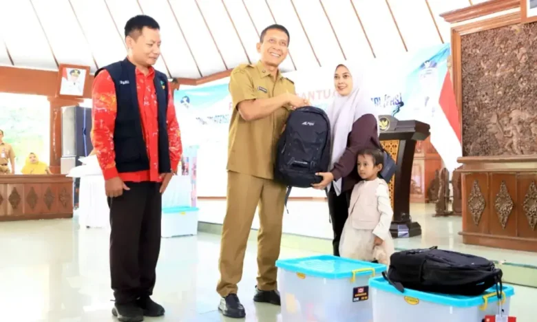 Penyerahan bantuan Program ATENSI (Asistensi Rehabilitasi Sosial) 2026 secara simbolis di Pendopo Malowopati, Selasa,(28/04/2026) (foto: ist)