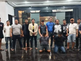 Kedua pelaku perampokan saat ditangkap polisi di Surabaya (foto: Dokumen Polsek)