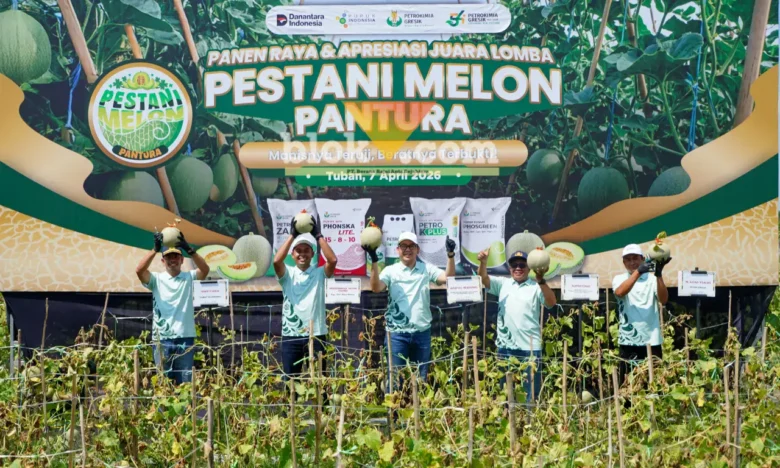 Direktur Keuangan dan Umum Petrokimia Gresik, Adityo Wibowo (tengah), bersama manajemen Petrokimia Gresik dan stakeholder terkait saat panen melon bersama dalam kegiatan Panen Raya & Apresiasi Pestani Melon Pantura (foto: dok Petrokimia Gresik for Blok-a.com)