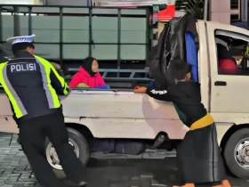 Potongan vidio aksi heroik Kanit Lantas Polsek Kalibaru, Banyuwangi Aipda Aries Prasetiyanto bersama anggota, saat mendorong mobil Pickup mogok. (dok Polsek Kalibaru)