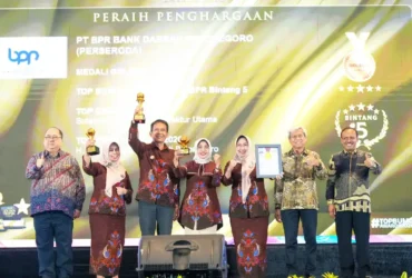 Bupati Bojonegoro bersama perwakilan BUMD saat menerima penghargaan TOP BUMD Awards 2026 di Hotel Raffles, Jakarta (foto: ist)
