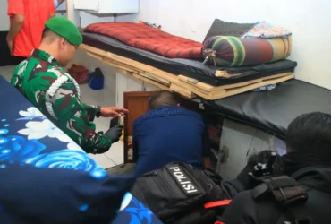 Memastikan sterilitas dan keamanan Lapas Banyuwangi bersama TNI, Polri, serta BNNK menggelar razia besar-besaran seluruh blok hunian warga binaan, Senin (6/4/2026) malam. (foto: dok Humas Lapas)