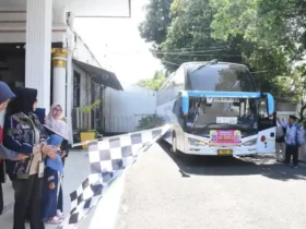 Sekda Sidoarjo, Fenny Apridawati, memberangkatkan calon jemaah haji kloter 20 Sidoarjo menuju embarkasi Surabaya, Minggu (26/4/2026)