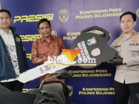 Serah terima unit kendaraan Kades Jatigede oleh Kapolres Bojonegoro, Rabu (15/04/2026) (foto: Blok-a.com/Silvia)