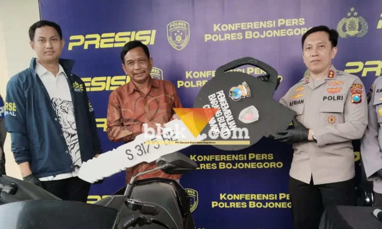 Serah terima unit kendaraan Kades Jatigede oleh Kapolres Bojonegoro, Rabu (15/04/2026) (foto: Blok-a.com/Silvia)