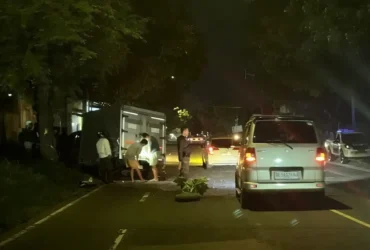 Polisi saat lakukan olah TKP laka adu banteng mobil Sigra kontra Pikup Mitsubishi L300 di Jalan Raya Banyuwangi-Rogojampi, Kecamatan Kabat, Jum'at (3/4/2026) (foto: dok Satlantas Polresta Banyuwangi)