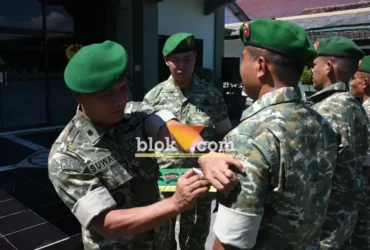 Kasdim 0815 sedang memasang pangkat baru kepada prajurit TNI yang naik pangkat di halaman Makodim 0815 Mojokerto.(blok-a.com/Syahrul Wijaya)