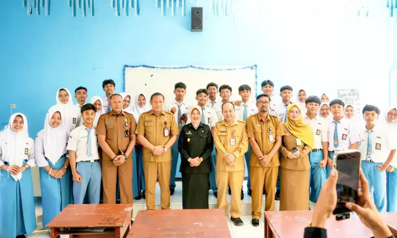 Wakil Bupati Bojonegoro, Nurul Azizah berfoto bersama segenap siswa dan pengurus SMAN 3 Bojonegoro usai melakukan sidak (foto: ist)