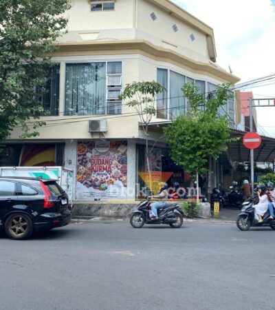 Toko Bayakub, salah satu unit usaha legendaris di kawasan Embong Arab, Kota Malang. (blok-a.com/ Berril Labiq)