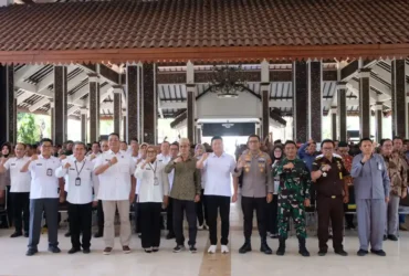 Bupati Subandi bersama 230 calon kades saat deklarasi damai di Pendopo Delta Wibawa Sidoarjo (foto: ist)