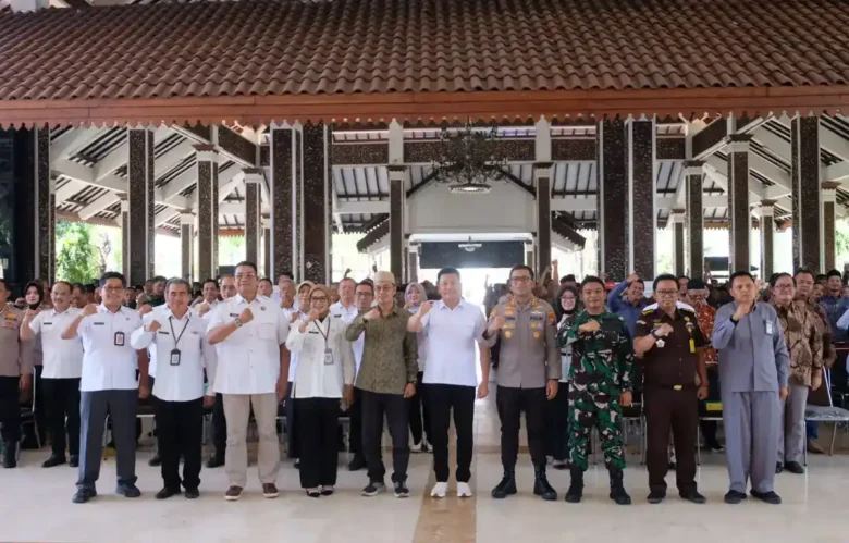 Bupati Subandi bersama 230 calon kades saat deklarasi damai di Pendopo Delta Wibawa Sidoarjo (foto: ist)