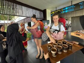 Caption : Pemkab Banyuwangi secara khusus menyambut kedatangan wisatawan Long Weekend Idul Adha dengan minuman dan kudapan saat tiba di stasiun maupun bandara. (Istimewa).